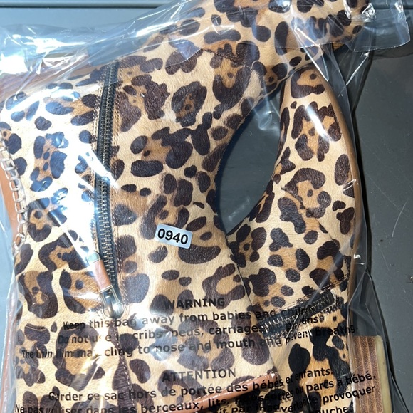 B MAKOWSKY Leopard print calf hair booties size 8.5 - Picture 14 of 14